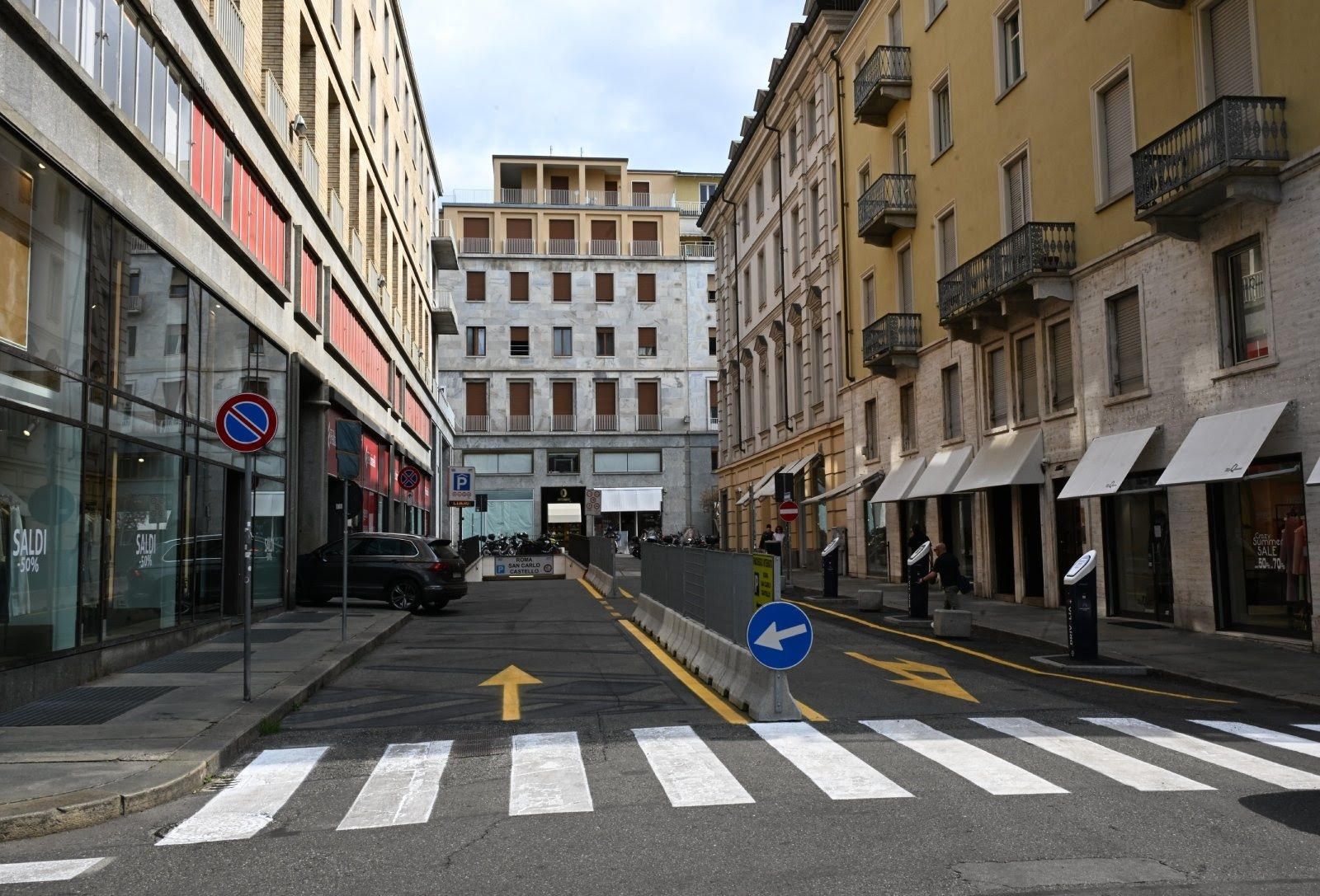 Strada urbana con segnaletica